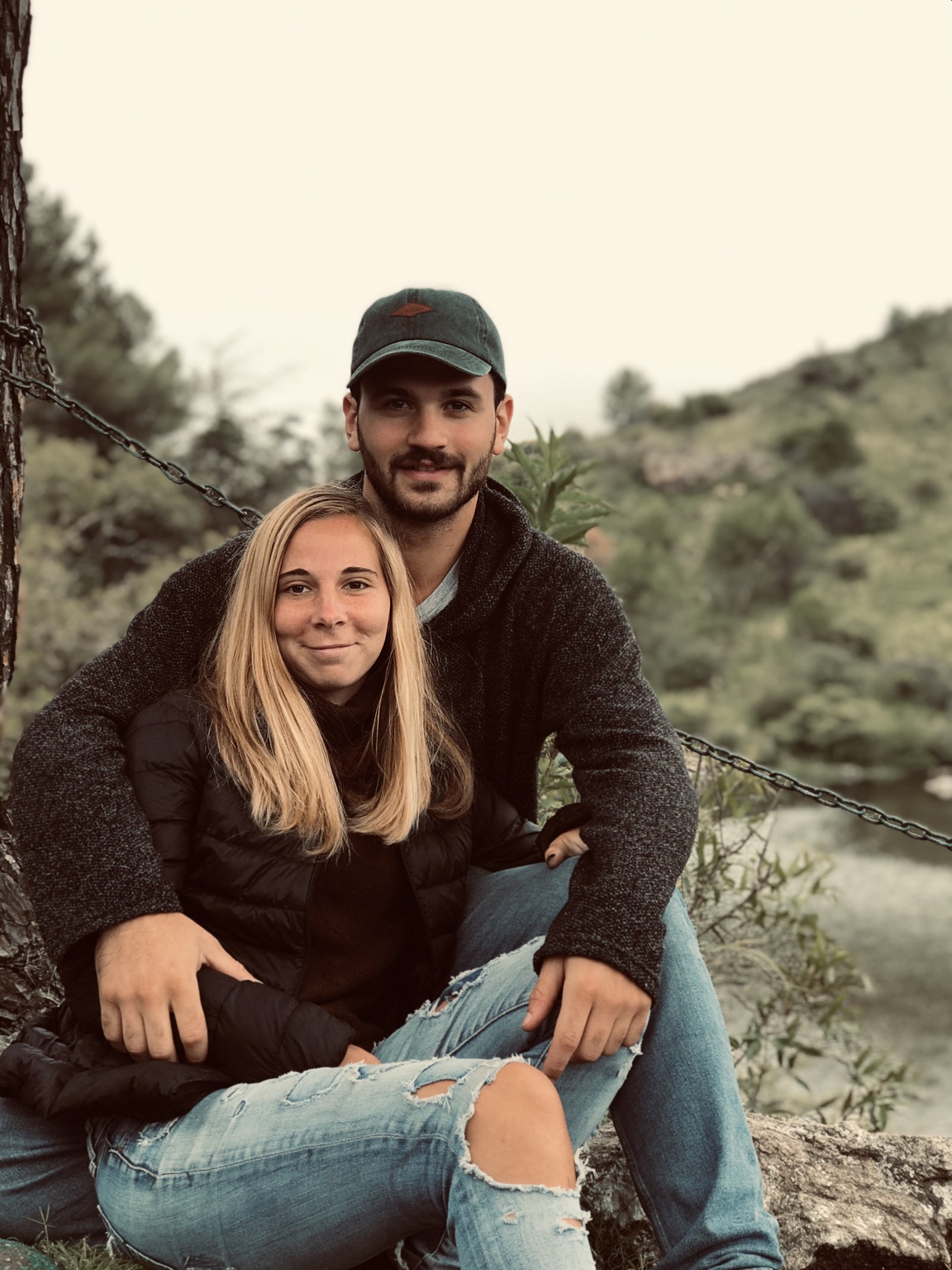 Fran y Santi sentados juntos